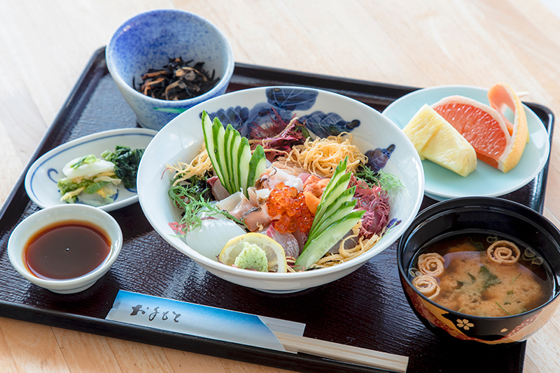 Bol de fruits de mer, Restaurant Kameji à Araisokan