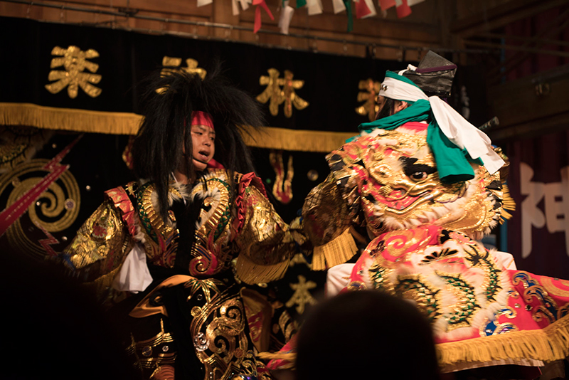 Nächtliche Kagura-Aufführung im Sanku-Schrein